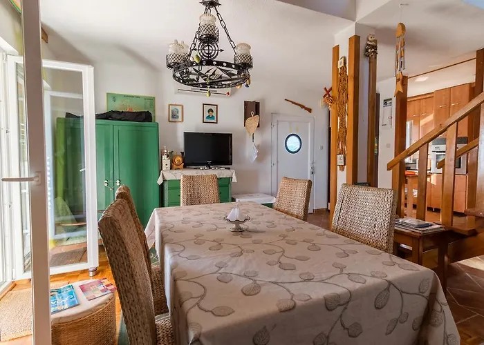 Apartment Surfer's Lodge, Nature Driven With Sauna Krk Town