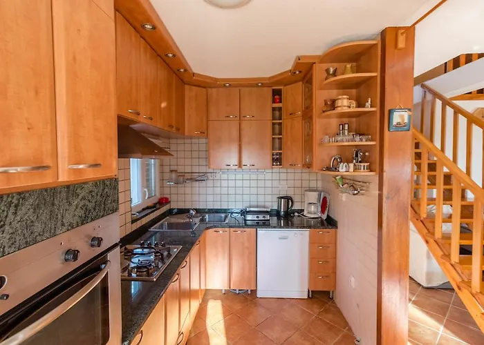 Surfer's Lodge, Nature Driven With Sauna Krk Town