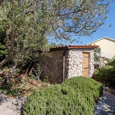 Surfer's Lodge, Nature Driven With Sauna * Krk Town