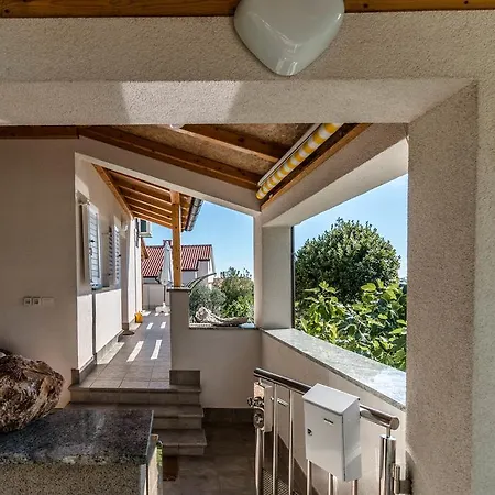 Surfer's Lodge, Nature Driven With Sauna * Krk Town