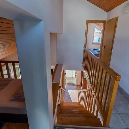 Surfer's Lodge, Nature Driven With Sauna Krk Town